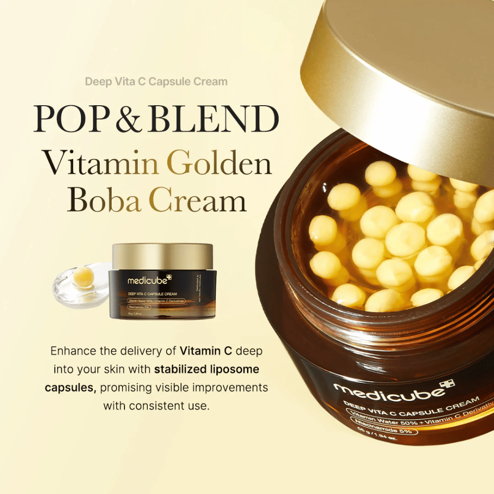 Η συσκευασία του "Medicube Deep Vita C Capsule Cream", μια κρέμα εμπλουτισμένη με βιταμίνη C που περιέχει σταθεροποιημένες λιποσωμικές κάψουλες για να διεισδύουν αποτελεσματικά στο δέρμα. Το κείμενο "POP & BLEND Vitamin Golden Boba Cream" υπογραμμίζει τις ιδιότητες του προϊόντος, και η οπτική παρουσίαση δείχνει τις κάψουλες που υπόσχονται ορατές βελτιώσεις με συνεχή χρήση.
