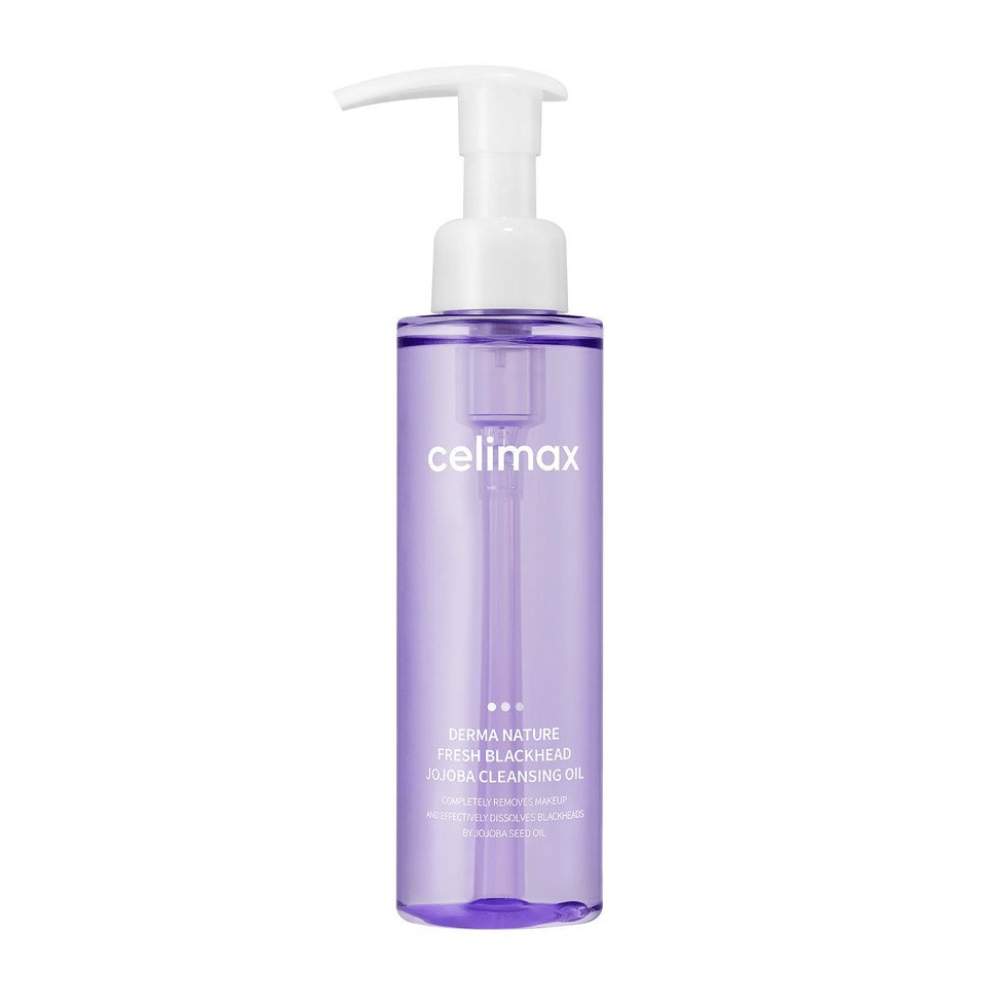 Μπουκάλι από Celimax Derma Nature Fresh Blackhead Jojoba Cleansing Oil σε διαφανή μωβ συσκευασία με λευκή αντλία, σε λευκό φόντο.