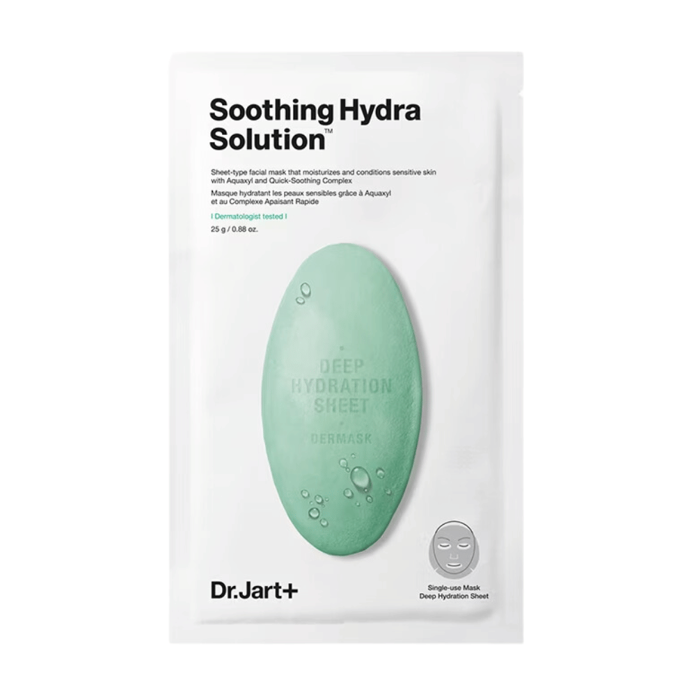 Μια συσκευασία της μάσκας προσώπου "Soothing Hydra Solution" της Dr.Jart+ με σχεδιασμό σε σχήμα πράσινης σταγόνας νερού σε λευκό φόντο. Η μάσκα είναι ένα προϊόν μιας χρήσης που προορίζεται για βαθιά ενυδάτωση.