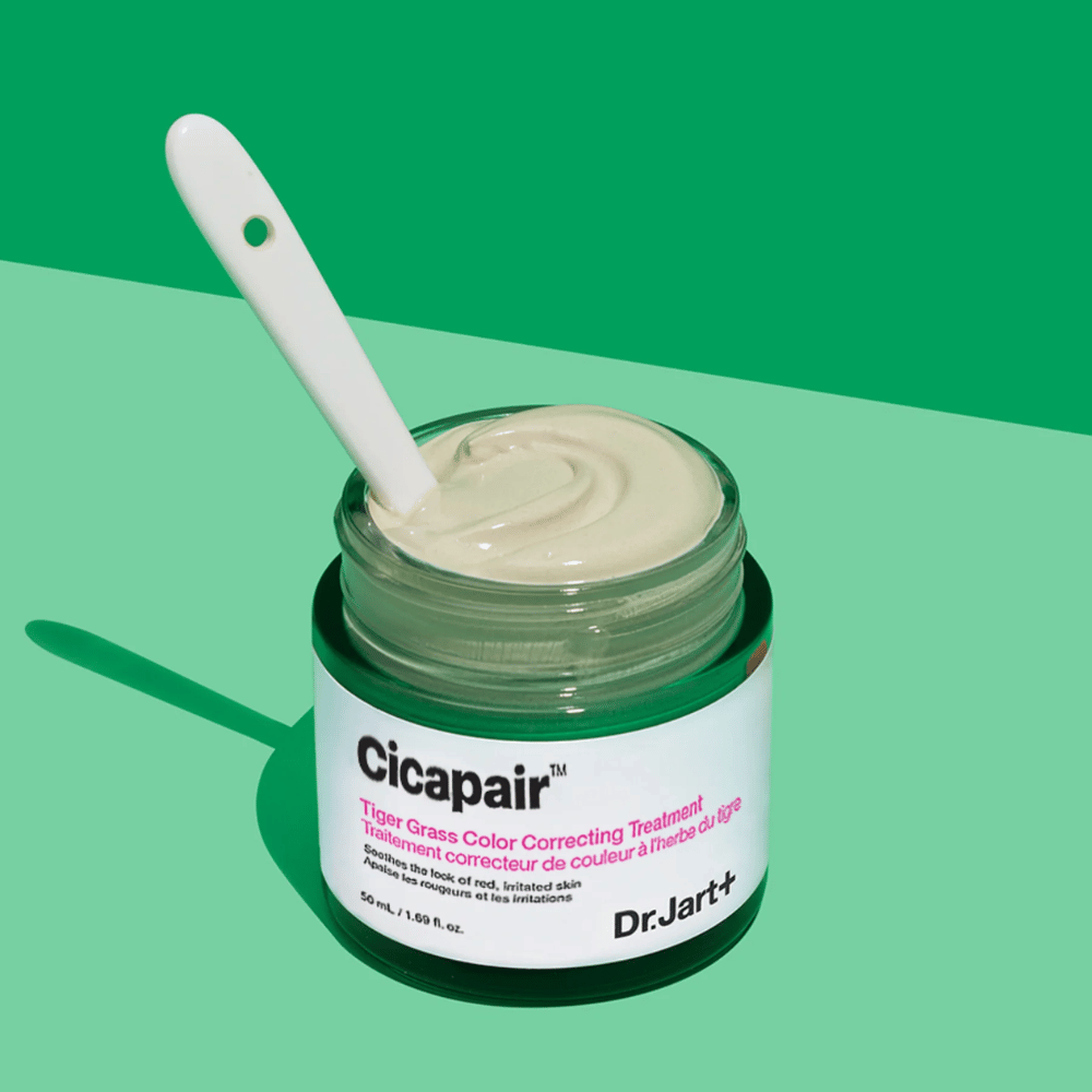 Ένα δοχείο Cicapair Tiger Grass Color Correcting Treatment 50ml από Dr Jart+ σε πράσινο φόντο.