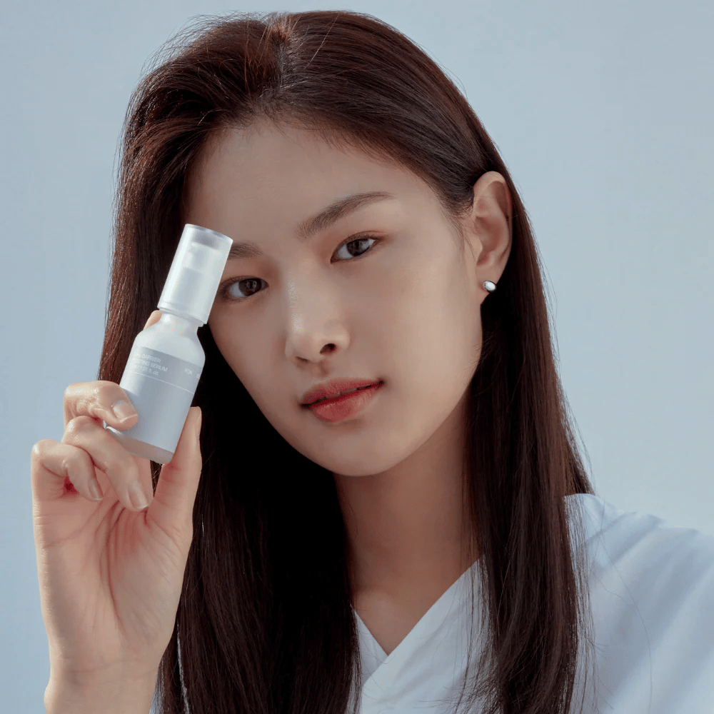 Μοντέλο κρατάει Celimax Dual Barrier Boosting Serum, κορεάτικη περιποίηση δέρματος που ενισχύει τον φραγμό του δέρματος και καταπραΰνει το ευαίσθητο δέρμα.