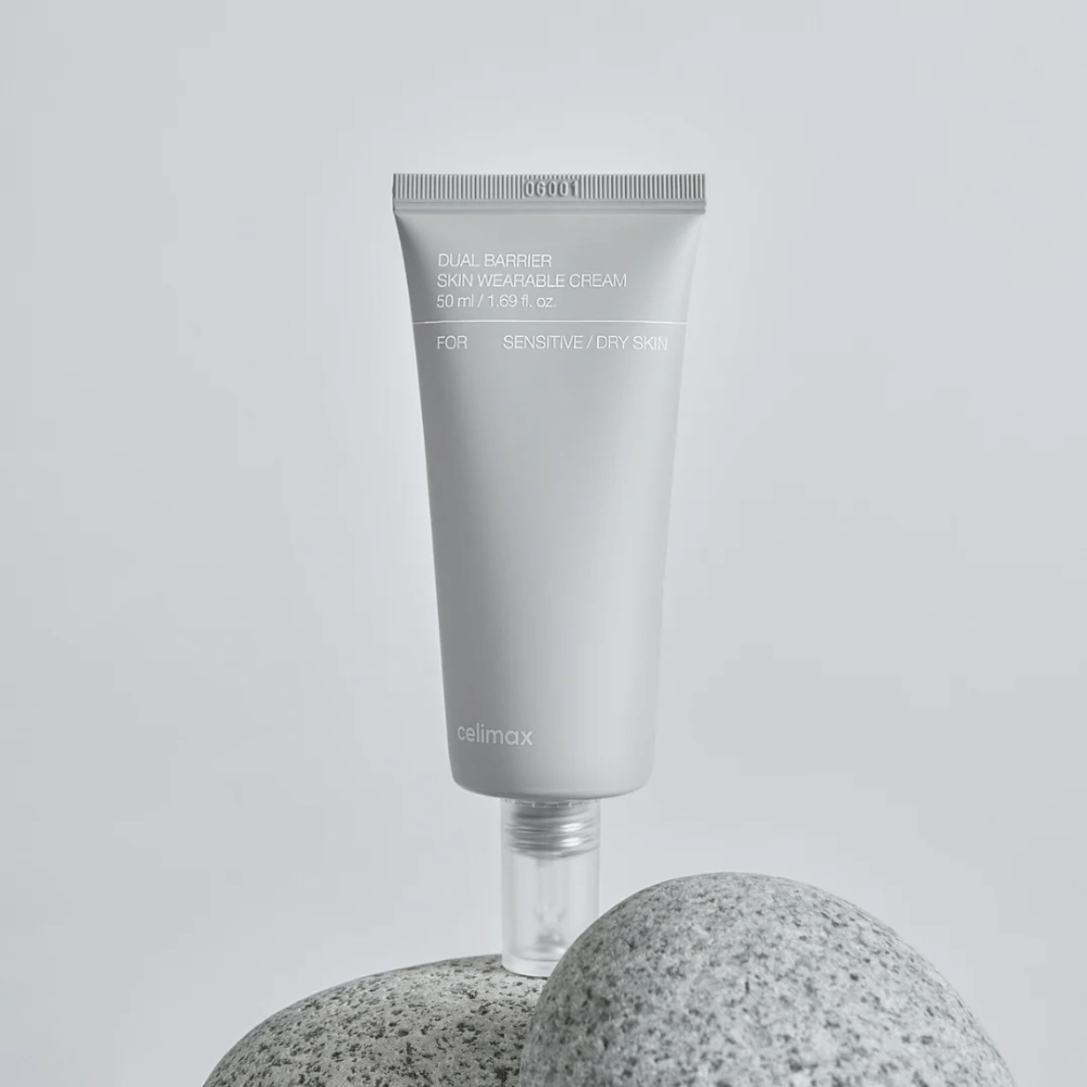 Celimax Dual Barrier Skin Wearable Cream σε πέτρα, ενυδατική κρέμα προσώπου αναπτυγμένη για ευαίσθητο και ξηρό δέρμα με έμφαση στο φραγμό του δέρματος και την άνεση.