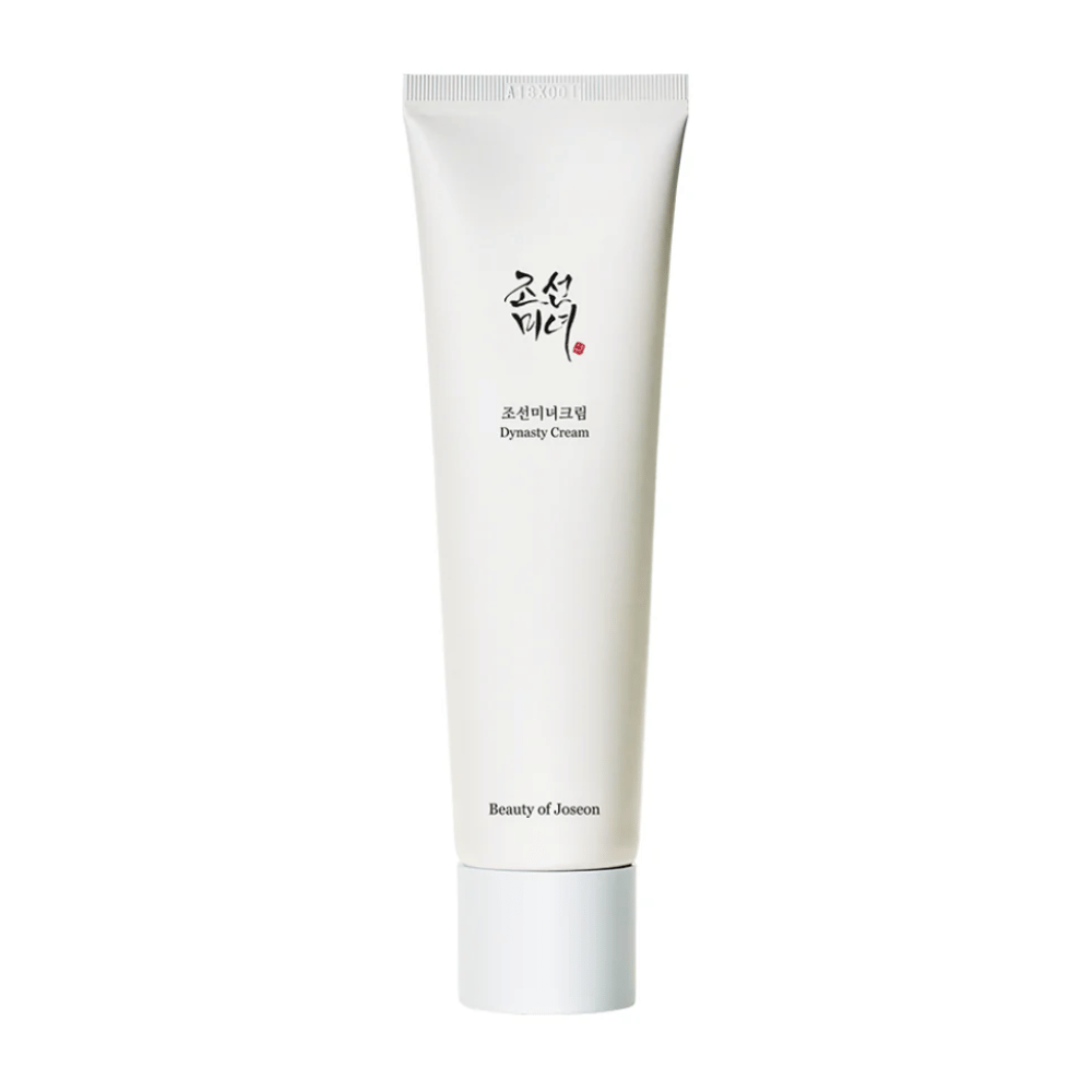 Η εικόνα δείχνει ένα σωληνάριο "Beauty of Joseon Dynasty Cream". Το λεπτό, λευκό σωληνάριο έχει μινιμαλιστικά στοιχεία σχεδίασης, συμπεριλαμβανομένου κομψού μαύρου και κόκκινου κειμένου. Αυτό το προϊόν περιποίησης δέρματος υπόσχεται να θρέψει και να αναζωογονήσει το δέρμα, αντικατοπτρίζοντας τα ιστορικά μυστικά ομορφιάς από τη δυναστεία Τζοσεόν.