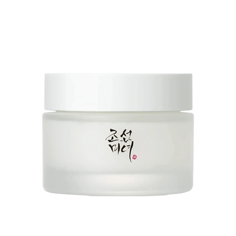 Η εικόνα δείχνει ένα βάζο "Beauty of Joseon Dynasty Cream". Η συσκευασία είναι από παγωμένο γυαλί με ένα απλό λευκό καπάκι, κομψά διακοσμημένο με παραδοσιακή κορεάτικη καλλιγραφία σε μαύρο. Το προϊόν προορίζεται να προσφέρει θρεπτική περιποίηση δέρματος εμπνευσμένη από παλιές κορεάτικες ρουτίνες ομορφιάς.