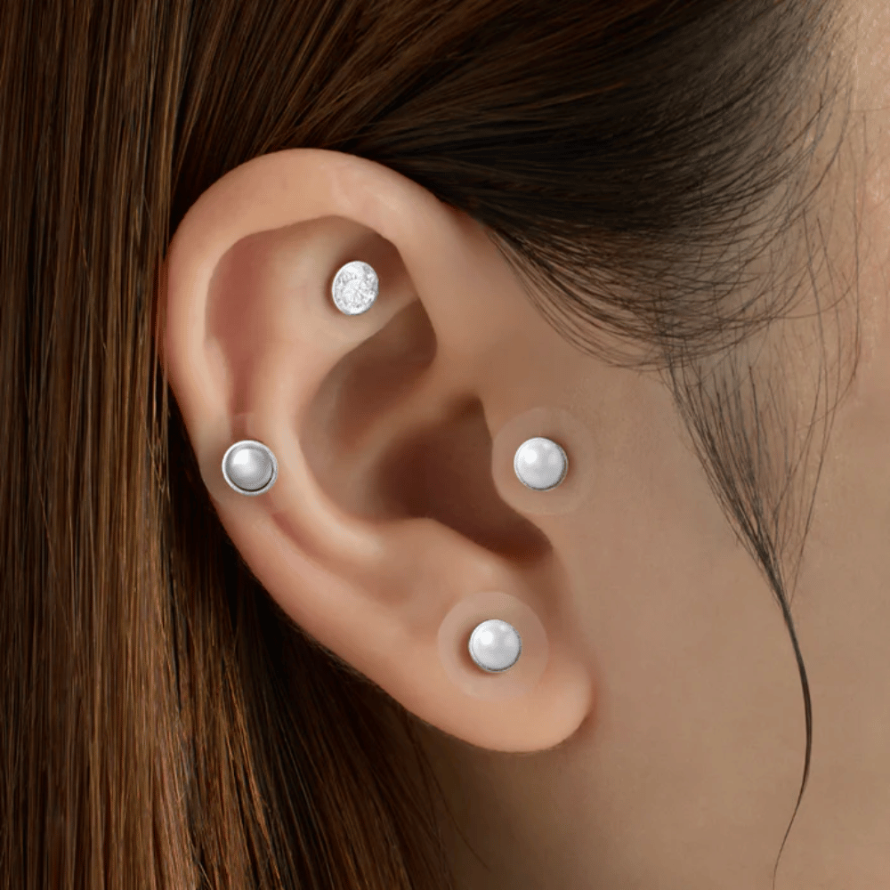 Κοντινό πλάνο αυτιού με πολλά RETURNITY Ear Therapy Acupressure Patch εφαρμοσμένα σε διαφορετικές περιοχές του αυτιού για πιεσοθεραπεία και κομψή εμφάνιση.