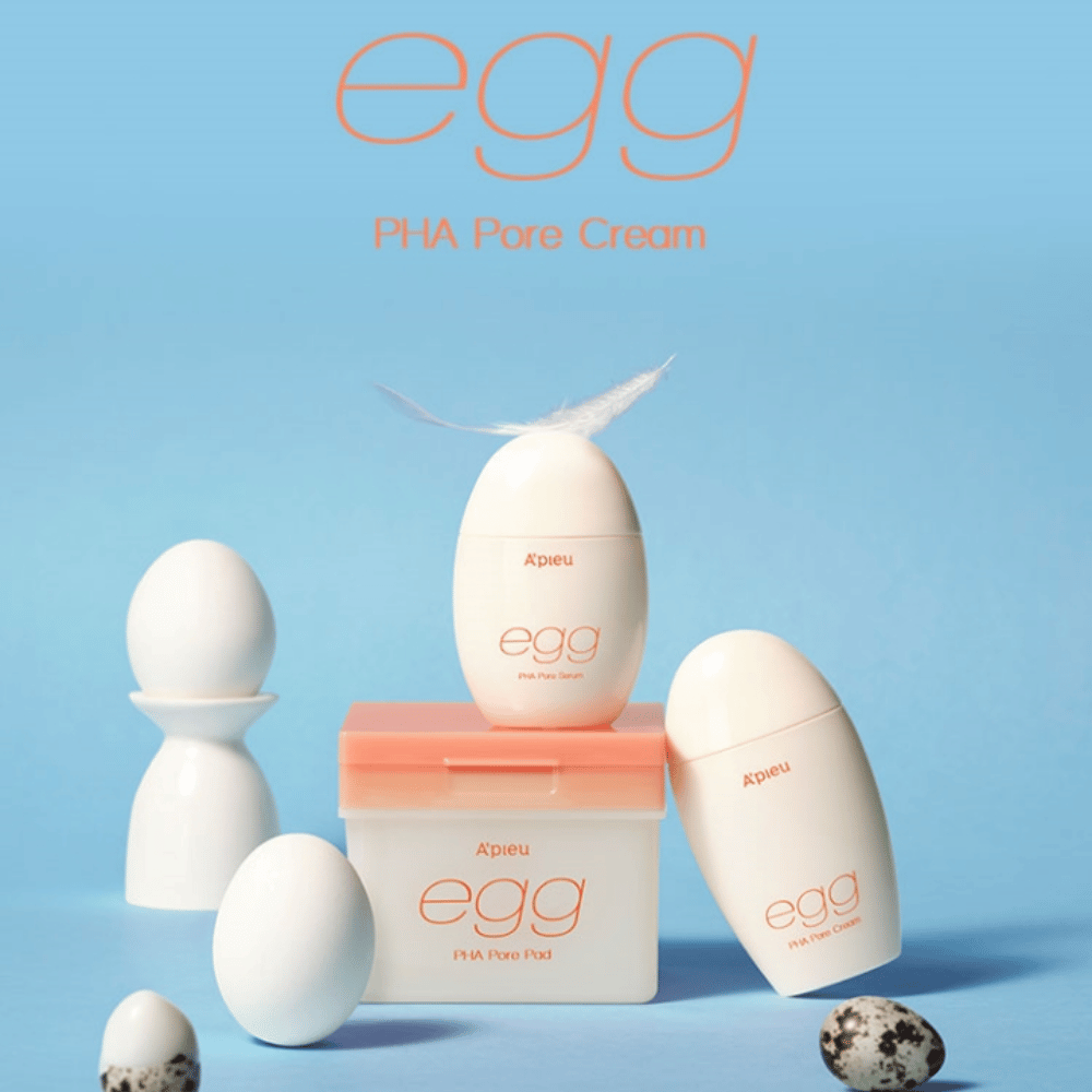 A'pieu Egg PHA Pore-serie – ωοειδή προϊόντα όπως ορός, κρέμα και pads, κομψά τοποθετημένα σε μπλε φόντο με αυγά και φτερό που συμβολίζουν την απαλή περιποίηση του δέρματος.