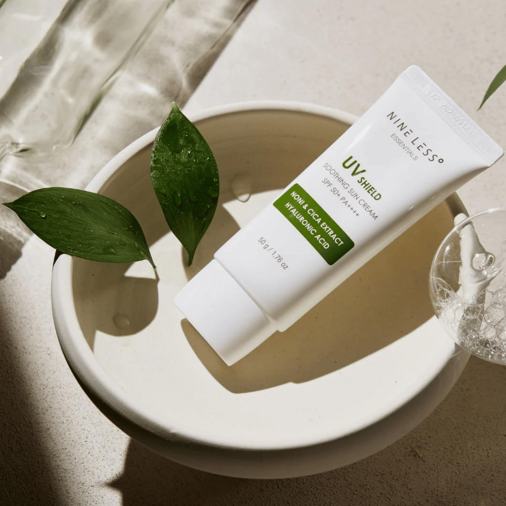 NINE LESS Essentials UV Shield Soothing Sun Cream SPF 50+ PA++++ με καταπραϋντικά εκχυλίσματα noni και cica καθώς και υαλουρονικό οξύ για καθημερινή αντηλιακή προστασία και ενυδάτωση.
