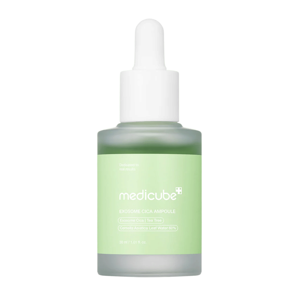 Κοντινό πλάνο στο Medicube Exosome Cica Ampoule σε παγωμένο γυαλί με πράσινη ετικέτα και φελλό με πιπέτα.