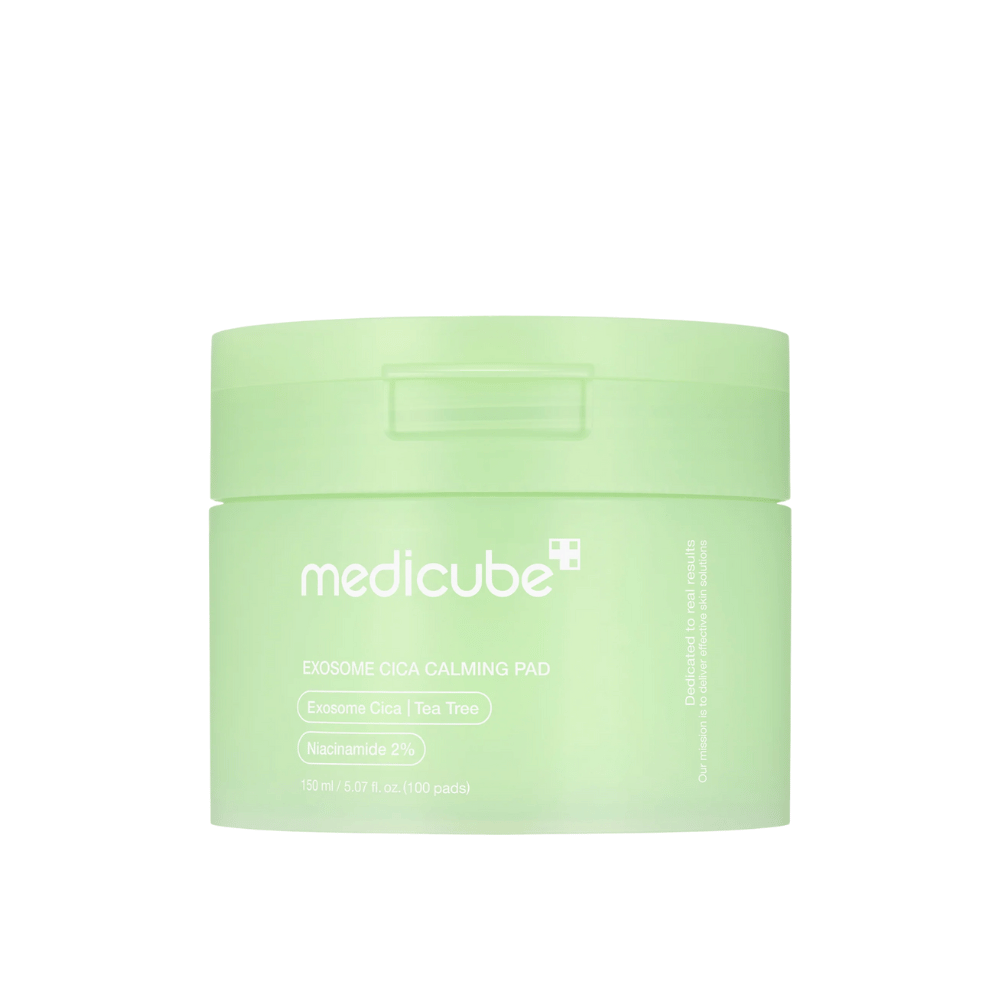 Κοντινό πλάνο του Medicube Exosome Cica Calming Pads σε ανοιχτό πράσινο δοχείο, 150 ml/100 pads για καταπραϋντική και ενυδατική περιποίηση δέρματος.