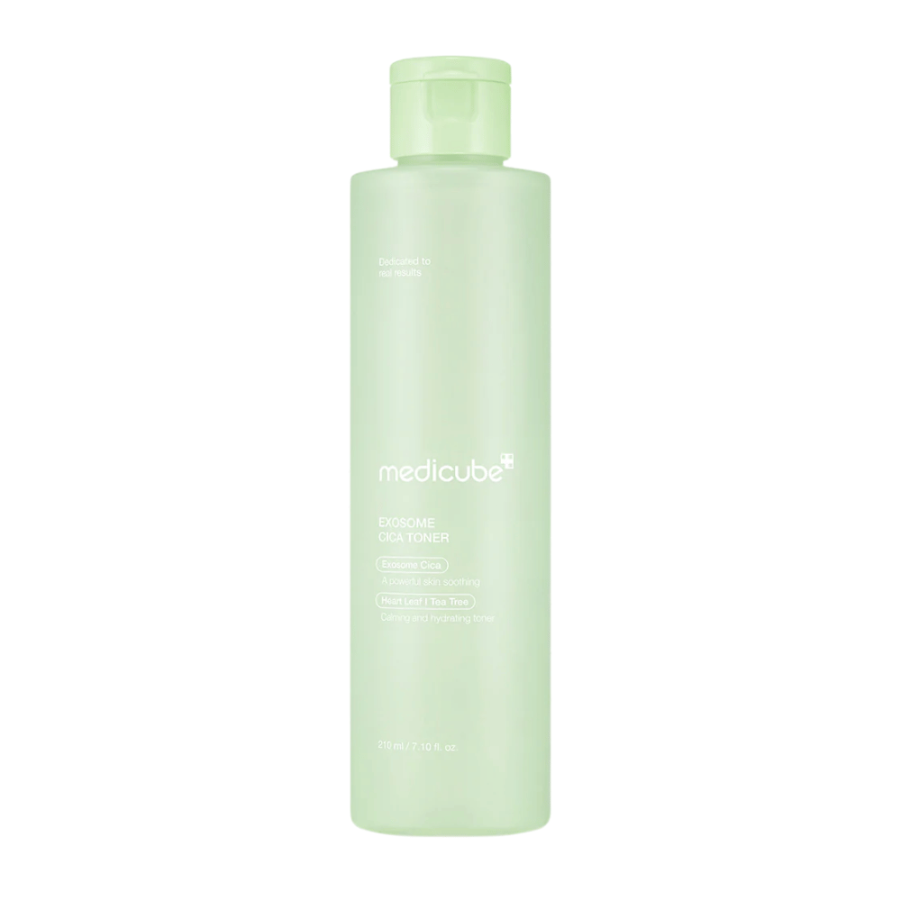 Κοντινό πλάνο σε Medicube Exosome Cica Toner σε ανοιχτό πράσινο μπουκάλι, καταπραϋντικό και ενυδατικό τόνερ για ευαίσθητο δέρμα.