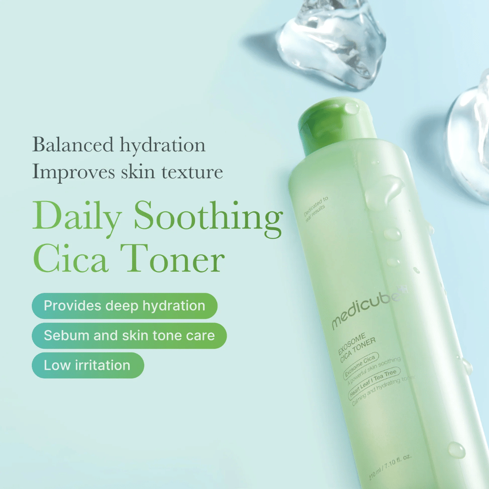 Medicube Exosome Cica Toner δίπλα σε παγάκια, προωθείται με οφέλη: βαθιά ενυδάτωση, έλεγχος σμήγματος και χαμηλός ερεθισμός.