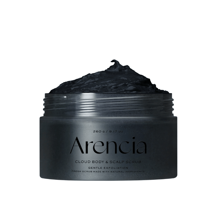 Arencia Cloud Body & Scalp Scrub με μαύρη απολεπιστική υφή σε ανοιχτό δοχείο, απολεπιστικό σώματος και κεφαλής που απολεπίζει και καθαρίζει απαλά.