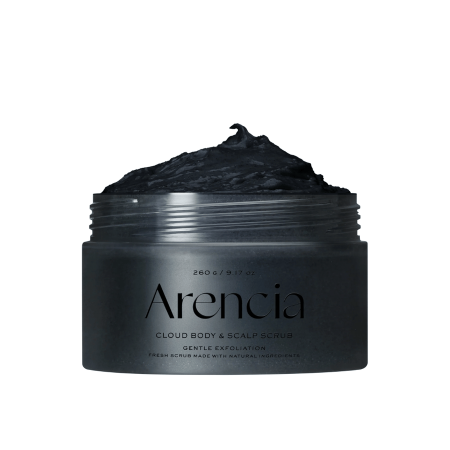 Arencia Cloud Body & Scalp Scrub με μαύρη απολεπιστική υφή σε ανοιχτό δοχείο, απολεπιστικό σώματος και κεφαλής που απολεπίζει και καθαρίζει απαλά.