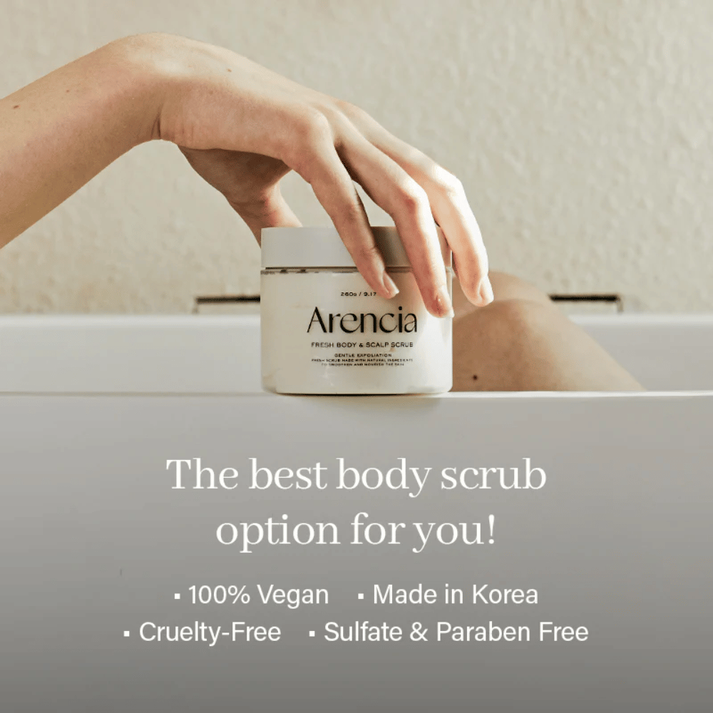 Arencia Fresh Body & Scalp Scrub τοποθετημένο δίπλα στην μπανιέρα, φυσικό απολεπιστικό σώματος που απολεπίζει και φροντίζει το δέρμα με απαλή φόρμουλα.
