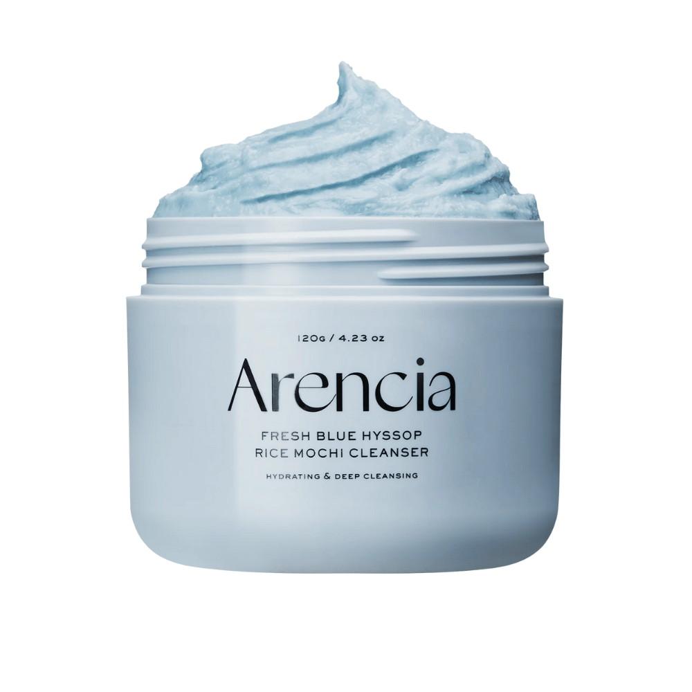 Κοντινό πλάνο σε ένα ανοιχτό βάζο Arencia Fresh Blue Hyssop Rice Mochi Cleanser. Η μπλε κρέμα καθαρισμού έχει μια αέρινη, χτυπημένη υφή και γεμίζει την κορυφή του βάζου.