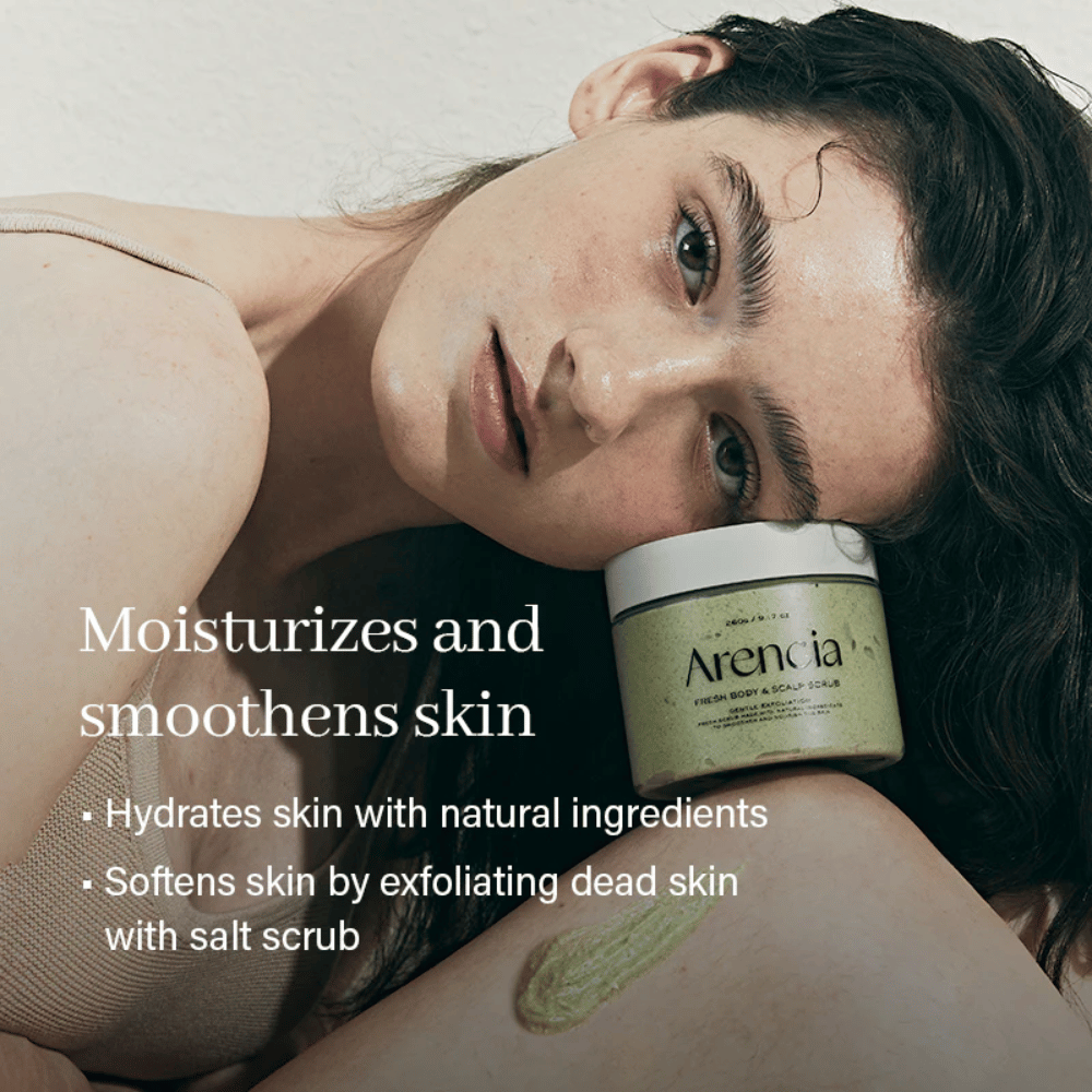 Μοντέλο ξεκουράζεται με Arencia Fresh Cloud Body & Scalp Scrub. Ενυδατική απολέπιση σώματος που απαλύνει το δέρμα, απολεπίζει απαλά και ενισχύει τη φυσική ισορροπία του δέρματος.