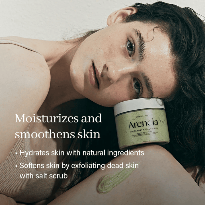Μοντέλο ξεκουράζεται με Arencia Fresh Cloud Body & Scalp Scrub. Ενυδατική απολέπιση σώματος που απαλύνει το δέρμα, απολεπίζει απαλά και ενισχύει τη φυσική ισορροπία του δέρματος.