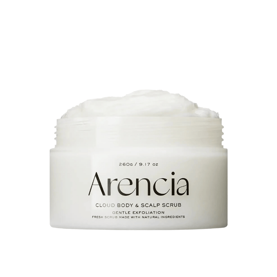 Arencia Fresh Cloud Scrub White Tea & Neroli σε ανοιχτό δοχείο σε λευκό φόντο. Κρεμώδης απολέπιση σώματος και κεφαλής που απολεπίζει απαλά και προσφέρει απαλό, ενυδατωμένο δέρμα.