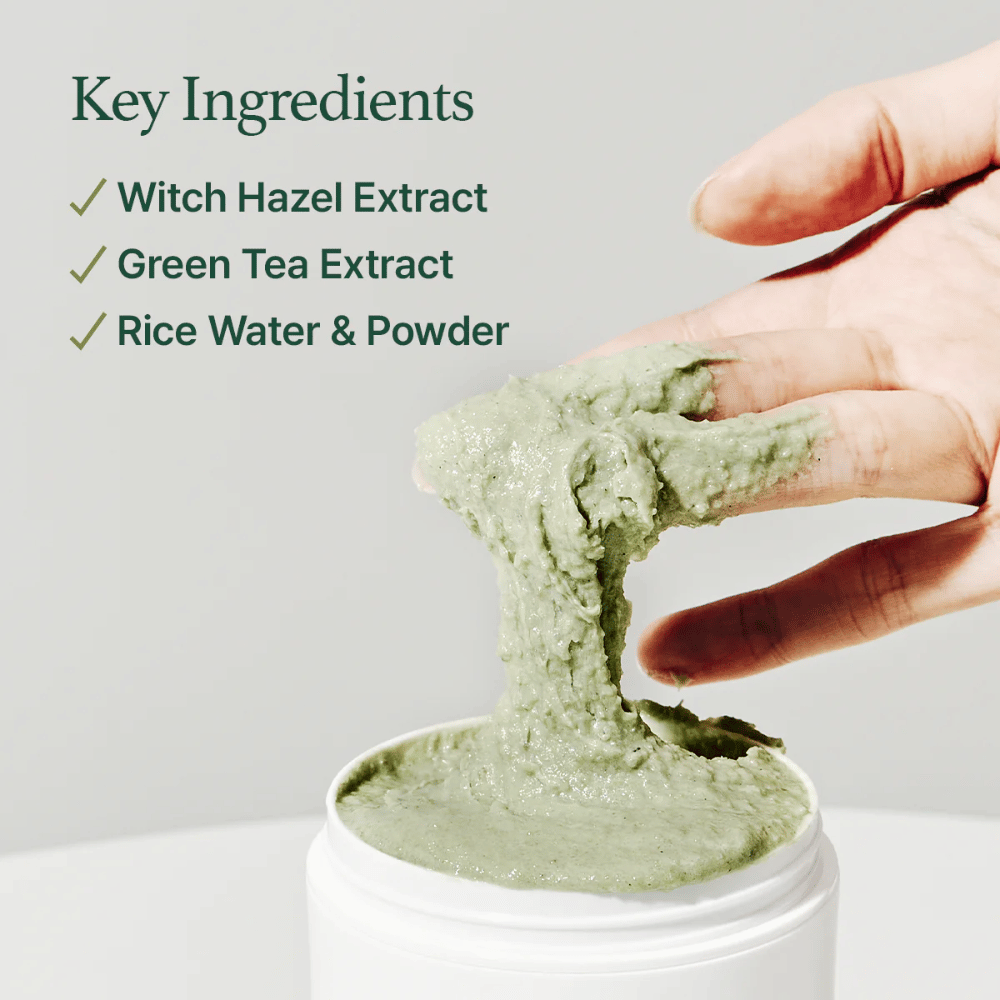 Ένα χέρι σηκώνει Arencia Fresh Green Rice Mochi Cleanser από ένα βάζο. Η πράσινη, παχύρρευστη κρέμα τεντώνεται ανάμεσα στα δάχτυλα. Το κείμενο καταγράφει συστατικά: Φουντουκιά, Πράσινο Τσάι, Νερό & Σκόνη Ρυζιού.