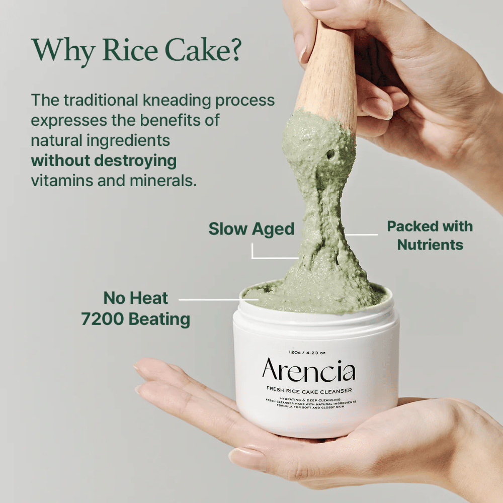 Arencia Fresh Rice Cake Cleanser σε βάζο σηκώνεται με σπάτουλα, δείχνει πράσινη, κολλώδη υφή. Το κείμενο στην εικόνα εξηγεί τα οφέλη όπως "Αργή Ωρίμανση", "Γεμάτο Θρεπτικά Συστατικά" και "Χωρίς Θερμότητα 7200 Χτυπήματα".