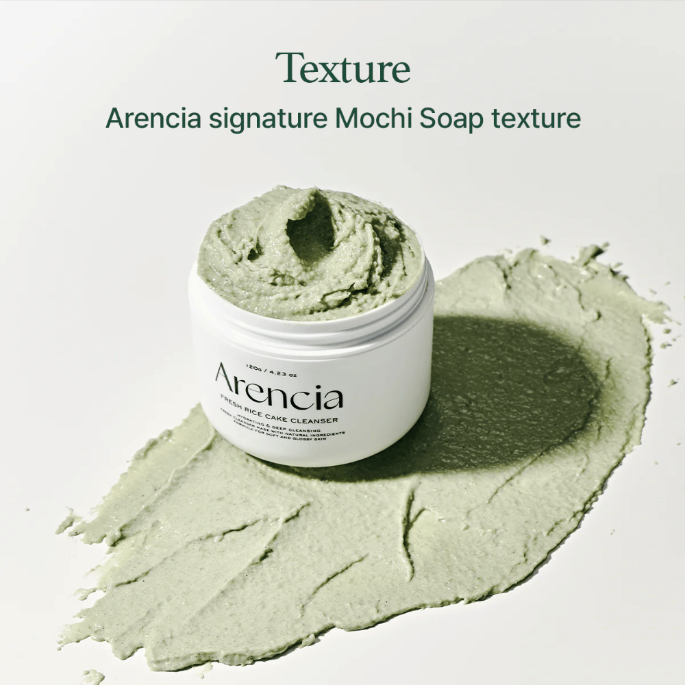 Arencia Fresh Rice Cake Cleanser σε ανοιχτό βάζο με κρεμώδη πράσινη υφή παρόμοια με μοτσί απλωμένη γύρω από το βάζο σε λευκή επιφάνεια.