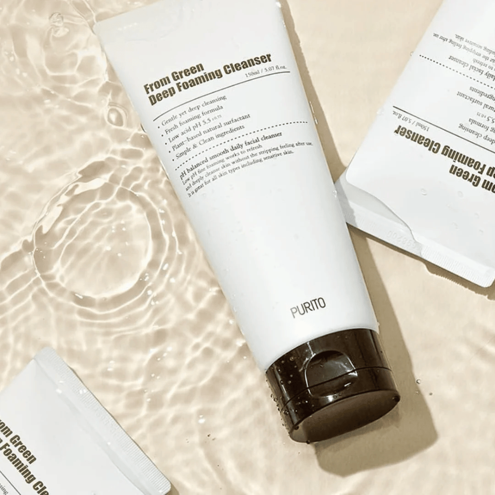 Purito From Green Deep Foaming Cleanser είναι ένας ήπιος αλλά αποτελεσματικός καθαρισμός με τιμή pH 5.5 που καθαρίζει σε βάθος χωρίς να ερεθίζει το δέρμα. Αφρίζει εύκολα και αφήνει το δέρμα καθαρό, ενυδατωμένο και απαλό, καθιστώντας το τέλειο για καθημερινή χρήση.