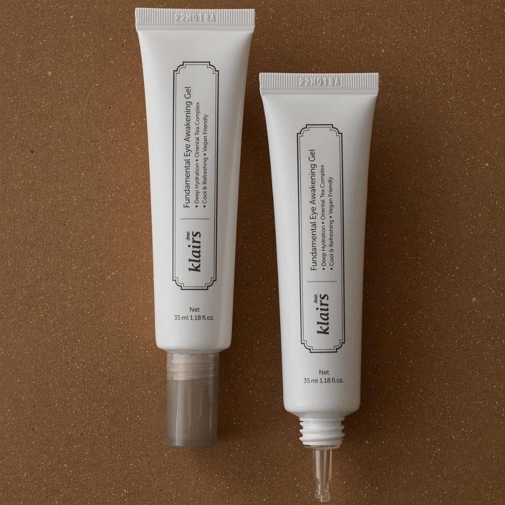 Εικόνα προϊόντος που δείχνει το Klairs Fundamental Eye Awakening Gel σε δύο εκδοχές – ένα κλειστό σωληνάριο και ένα ανοιχτό σωληνάριο που αναδεικνύει τη στενή άκρη εφαρμογής. Η συσκευασία έχει μινιμαλιστικό λευκό σχεδιασμό και προβάλλει την έμφαση του προϊόντος στην ενυδάτωση, τη δροσερή αίσθηση και την αναζωογονητική φροντίδα για την περιοχή των ματιών.