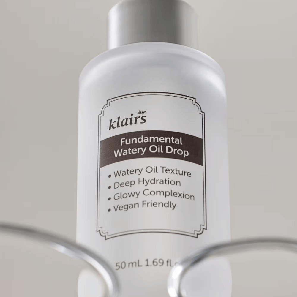 Μπουκάλι με Klairs Fundamental Watery Oil Drop, 50 ml, τοποθετημένο σε διαφανή βάση, με ευδιάκριτη ετικέτα που αναδεικνύει τις ενυδατικές και vegan ιδιότητες του προϊόντος.