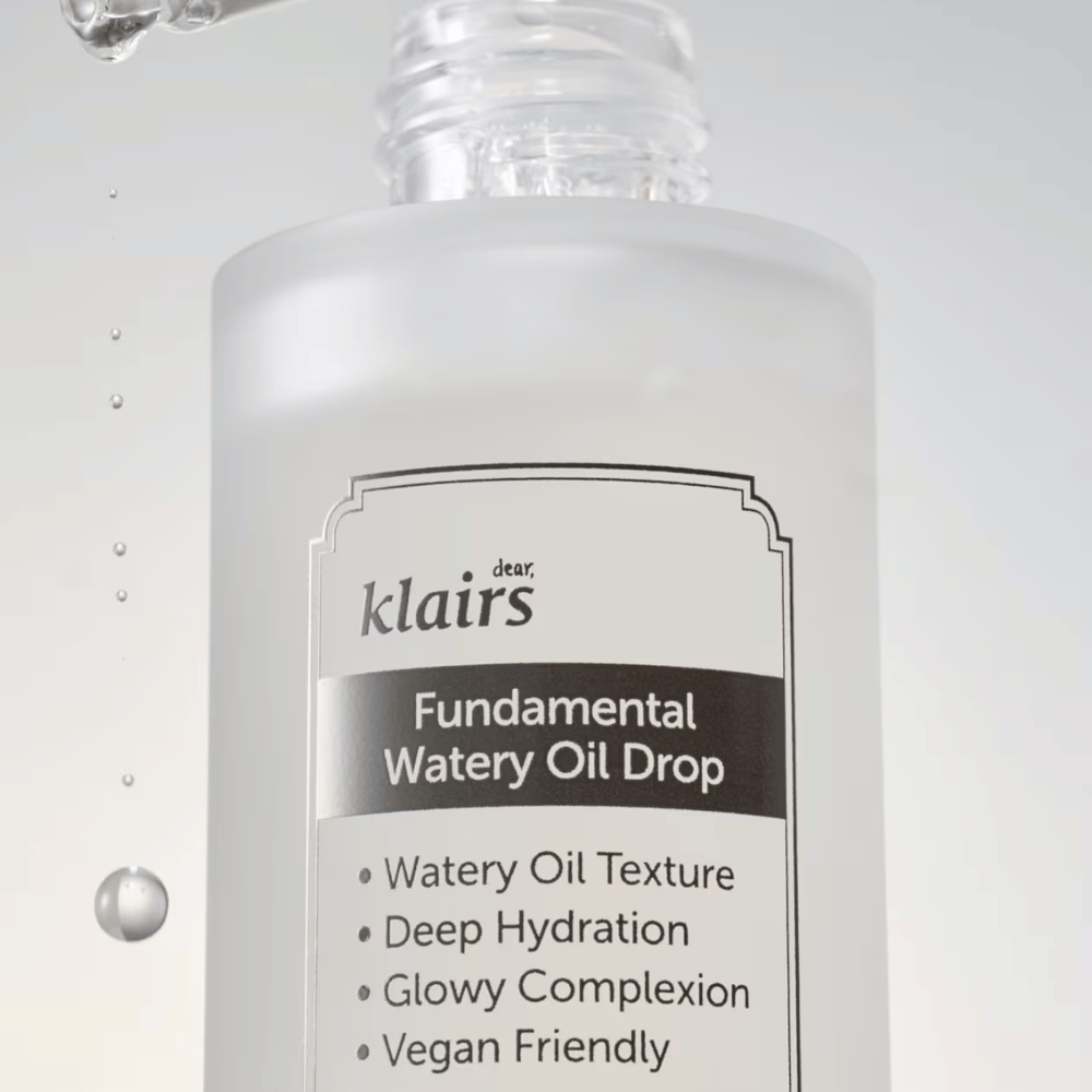 Närbild på flaskan Klairs Fundamental Watery Oil Drop, med text som lyfter fram produktens egenskaper som "Watery Oil Texture", "Deep Hydration", "Glowy Complexion" och "Vegan Friendly".