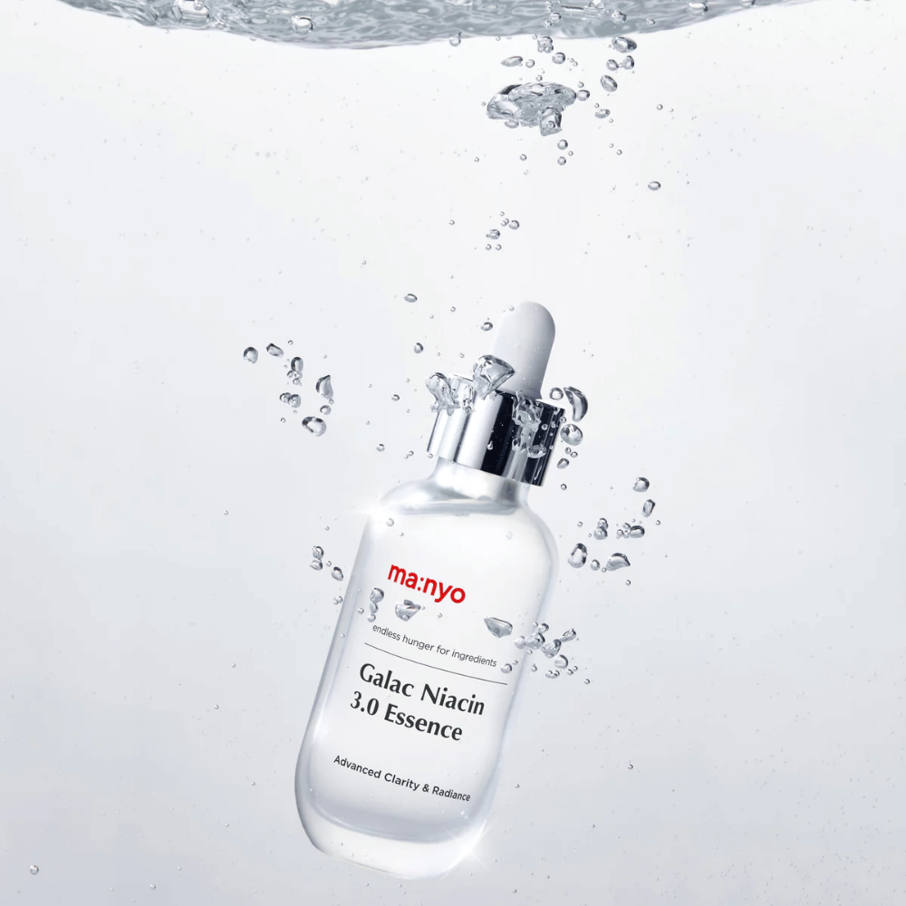 Ma:nyo Galac Niacin 3.0 Essence κάτω από το νερό – σύμβολο για τη ενυδατική και φρέσκια φόρμουλα που αποκαθιστά την ισορροπία και τη λάμψη του δέρματος.