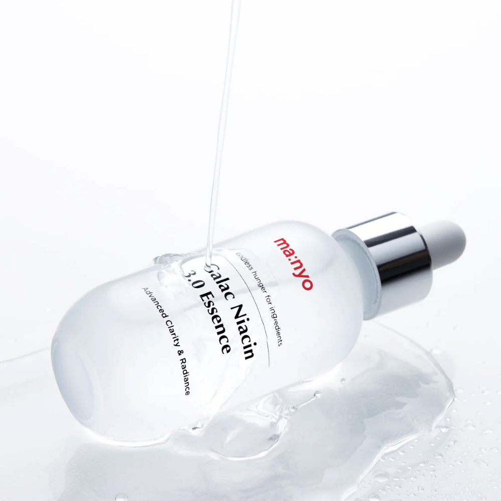 Ma:nyo Galac Niacin 3.0 Essence – ενυδατική και φωτεινή essence με γαλακτομύκητες και νιασιναμίδη που βελτιώνει τη διαύγεια και τη δομή του δέρματος.