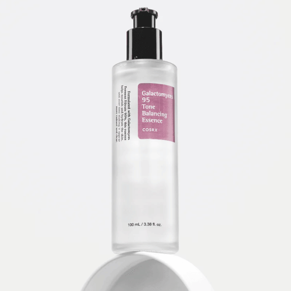Μπουκάλι με COSRX Galactomyces 95 Tone Balancing Essence τοποθετημένο σε λευκό φόντο. Η ουσία ενυδατώνει και ενισχύει το φράγμα του δέρματος με 95% ζυμωμένο φίλτρο.