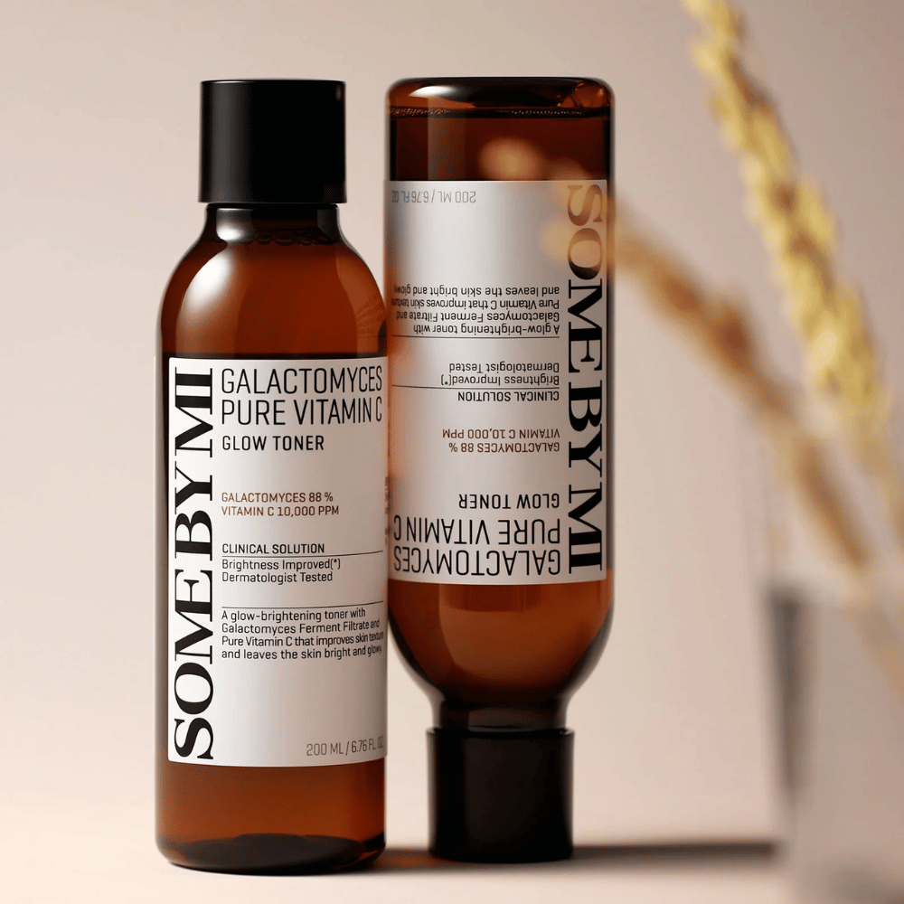 Εικόνα από SOME BY MI Galactomyces Pure Vitamin C Glow Toner. Τα μπουκάλια έχουν κομψό σχεδιασμό με καφέ αποχρώσεις και μαύρο καπάκι. Το προϊόν περιέχει 88% galactomyces και 10.000 ppm βιταμίνη C, που υπόσχεται να βελτιώσει τη λάμψη του δέρματος και να προσφέρει πιο φρέσκο τόνο δέρματος.