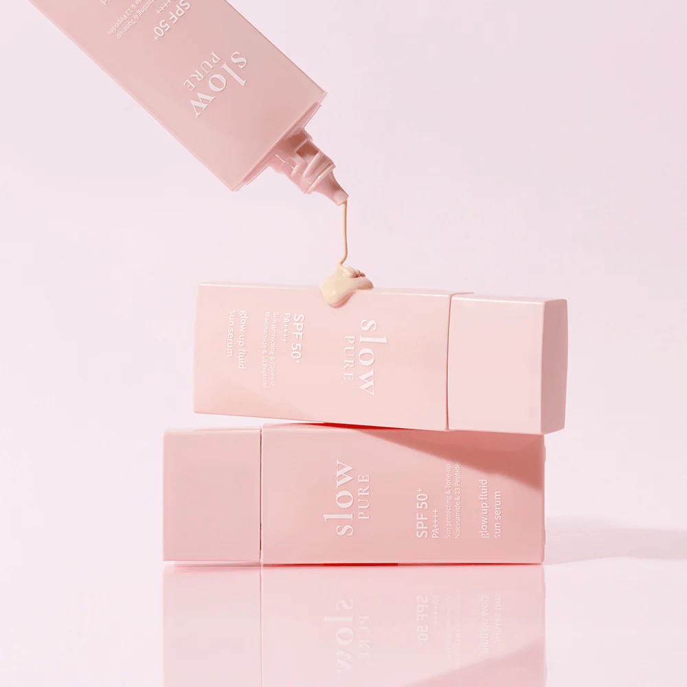 Slow Pure Glow Up Fluid Sun Serum με κρέμα που βγαίνει από το μπουκάλι, δείχνει ελαφριά και περιποιητική υφή.