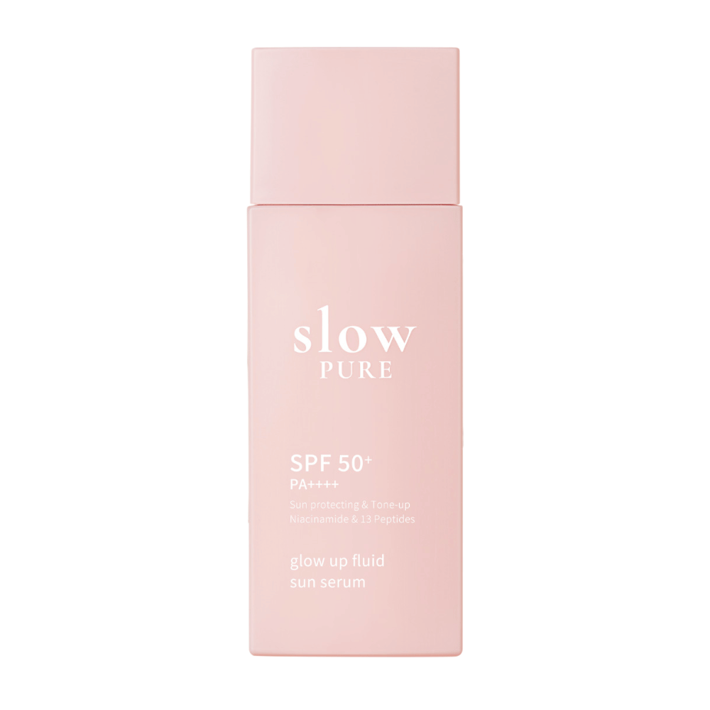 Slow Pure Glow Up Fluid Sun Serum SPF 50+ PA++++ σε ροζ μπουκάλι με αντηλιακή και λαμπερή φόρμουλα.