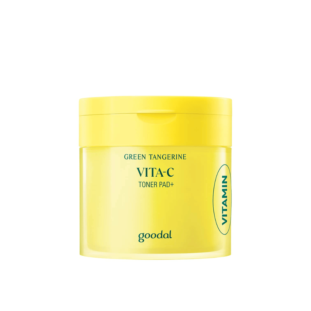 Ένα ανοιχτό κίτρινο δοχείο με την ένδειξη "GREEN TANGERINE VITA-C TONER PAD+" της μάρκας "goodal", με πλαϊνή σήμανση που αναφέρει "VITAMIN".