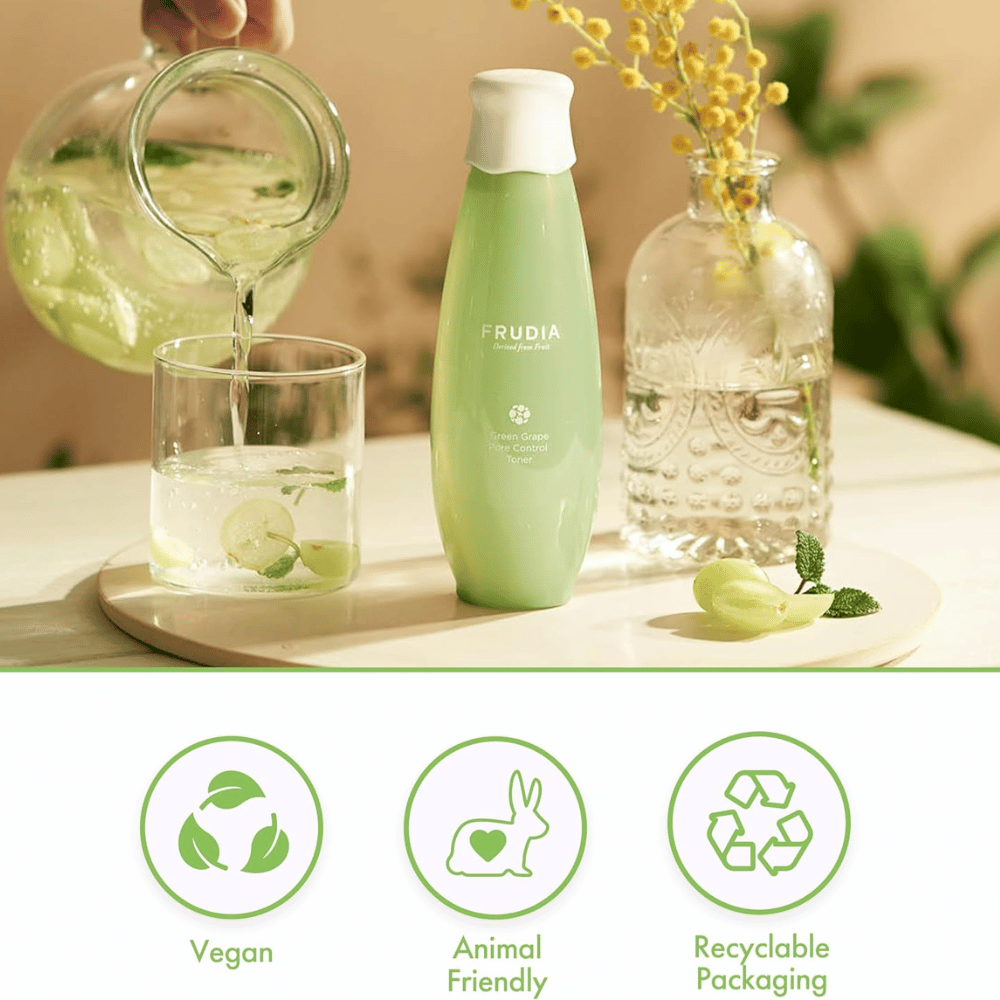 Frudia Green Grape Pore Control Toner σε φυσικό περιβάλλον με πράσινα σταφύλια και νερό που συμβολίζουν τη φρέσκια φροντίδα πόρων, ενυδάτωση και ισορροπημένο δέρμα με βίγκαν κορεατική περιποίηση δέρματος.