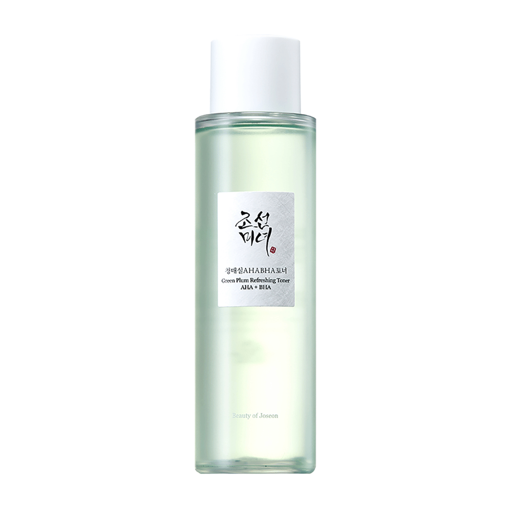 Το μπουκάλι με το "Green Plum Refreshing Toner" AHA + BHA έχει έναν κομψό σχεδιασμό με ένα λευκό καπάκι και διαφανές σώμα που δείχνει το πράσινο υγρό μέσα. Η ετικέτα έχει κομψά μαύρα και κόκκινα γράμματα, προσφέροντας μια φρέσκια και μοντέρνα αίσθηση.