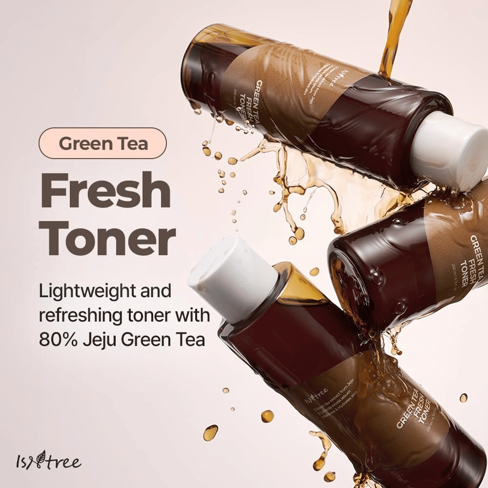 Πολλά μπουκάλια του Isntree Green Tea Fresh Toner περιβάλλονται από πιτσιλιές τονωτικού. Η εικόνα αναδεικνύει την ελαφριά και αναζωογονητική σύνθεση με 80% πράσινο τσάι από το Jeju για ενυδάτωση και ισορροπημένη επιδερμίδα.