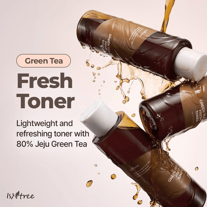 Πολλά μπουκάλια του Isntree Green Tea Fresh Toner περιβάλλονται από πιτσιλιές τονωτικού. Η εικόνα αναδεικνύει την ελαφριά και αναζωογονητική σύνθεση με 80% πράσινο τσάι από το Jeju για ενυδάτωση και ισορροπημένη επιδερμίδα.