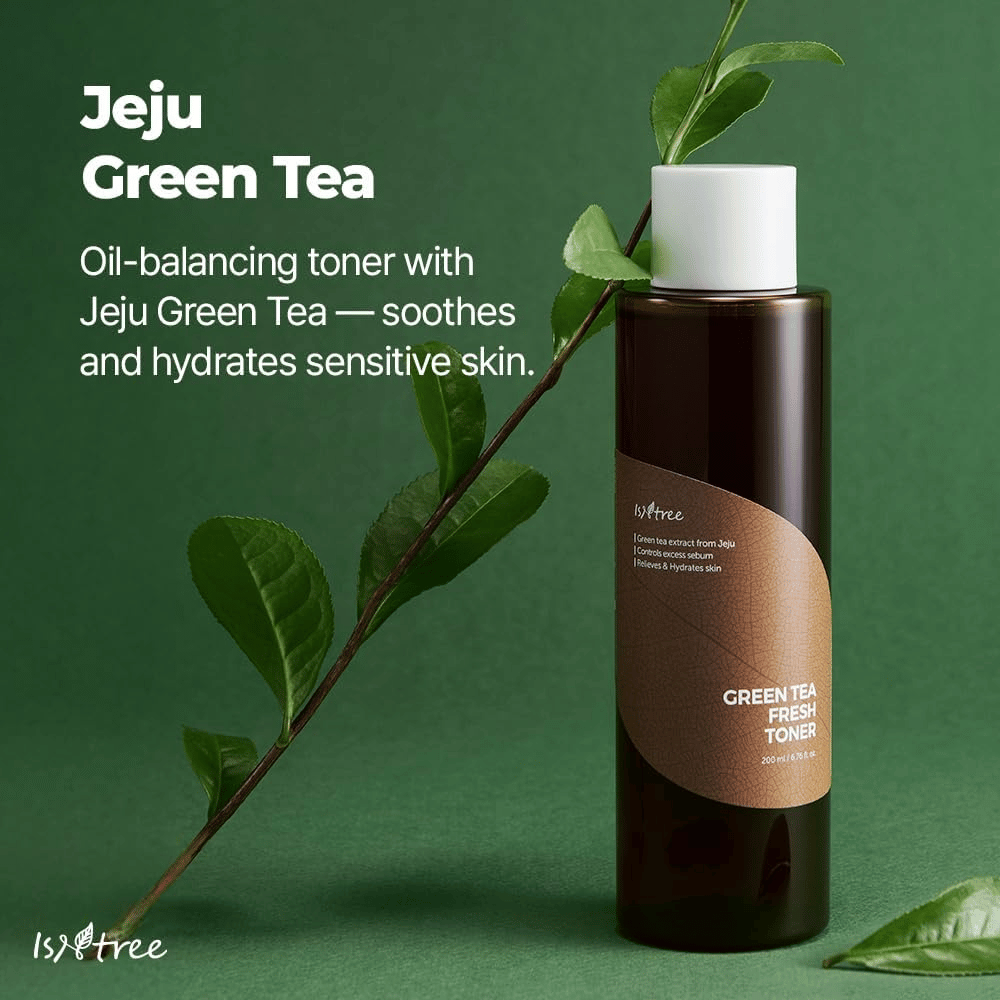 Το Isntree Green Tea Fresh Toner παρουσιάζεται μαζί με φύλλα πράσινου τσαγιού από το Jeju. Η εικόνα τονίζει την περιεκτικότητα του τονωτικού σε πράσινο τσάι, που βοηθά στην ενυδάτωση, την καταπράυνση και την εξισορρόπηση της επιδερμίδας.
