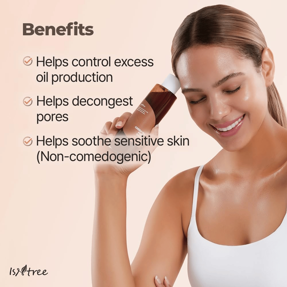 Άτομο κρατά το Isntree Green Tea Fresh Toner κοντά στο πρόσωπο. Η εικόνα αναδεικνύει τα οφέλη του τονωτικού, όπως την εξισορρόπηση της παραγωγής σμήγματος, τον καθαρισμό των πόρων και την καταπράυνση της ευαίσθητης επιδερμίδας χωρίς να φράζει τους πόρους.