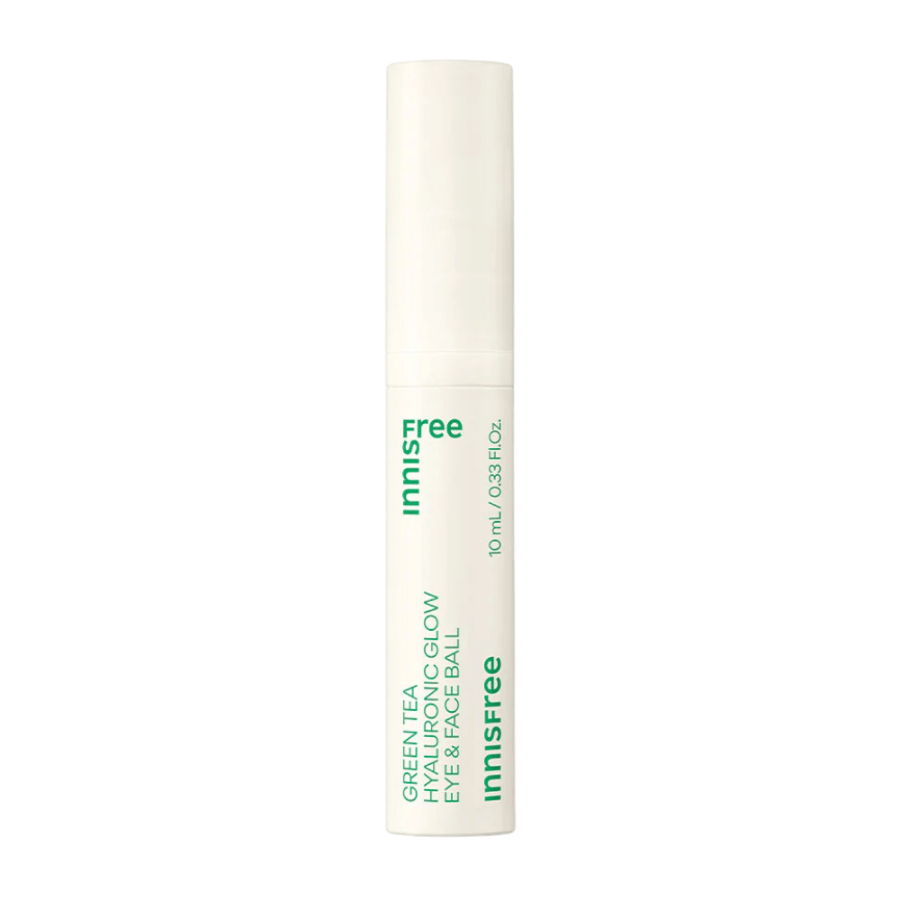 Innisfree Green Tea Hyaluronic Glow Eye & Face Ball παρουσιάζεται σε ένα λευκό μπουκάλι με πράσινο κείμενο. Το προϊόν έχει ένα στρογγυλό μέρος εφαρμογής και περιέχει 10 ml. Ο σχεδιασμός είναι απλός και κομψός, με έμφαση στο προϊόν στο προσκήνιο.