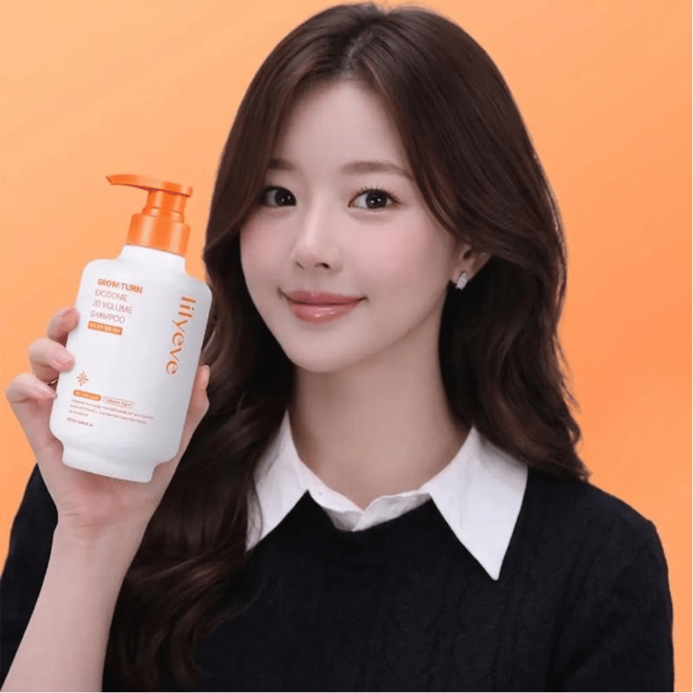 Άτομο κρατά το LILYEVE Grow:Turn Exosome 3D Volume Shampoo για περιποίηση μαλλιών και τριχωτού της κεφαλής που δίνει όγκο