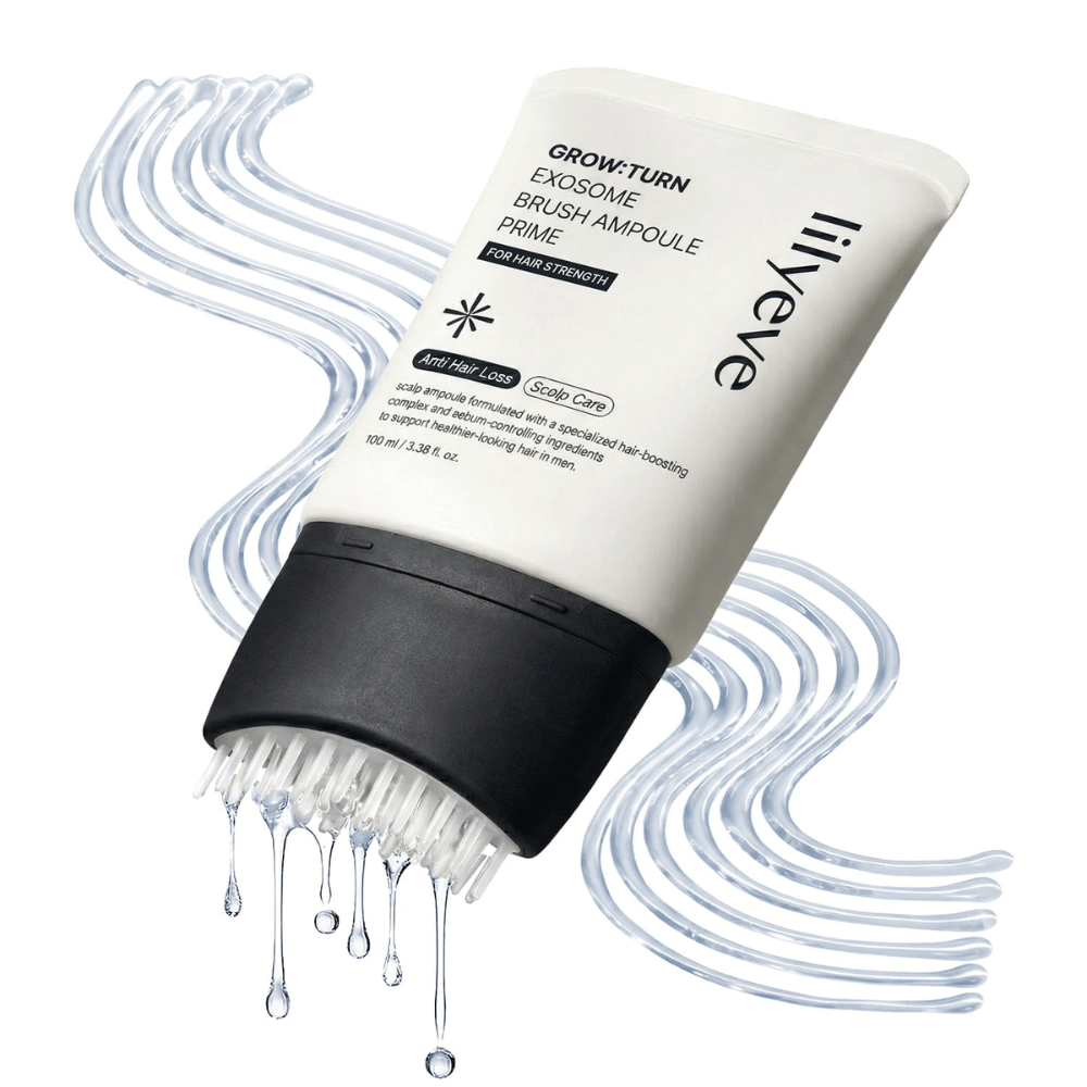 Κοντινή λήψη του LILYEVE Grow:Turn Exosome Brush Ampoule Prime με διακοσμητικές σταγόνες serum και τον μοναδικό εφαρμοστή με βούρτσα. Η εικόνα τονίζει την εύκολη εφαρμογή απευθείας στο τριχωτό της κεφαλής και τη στοχευμένη φροντίδα των ριζών των μαλλιών.