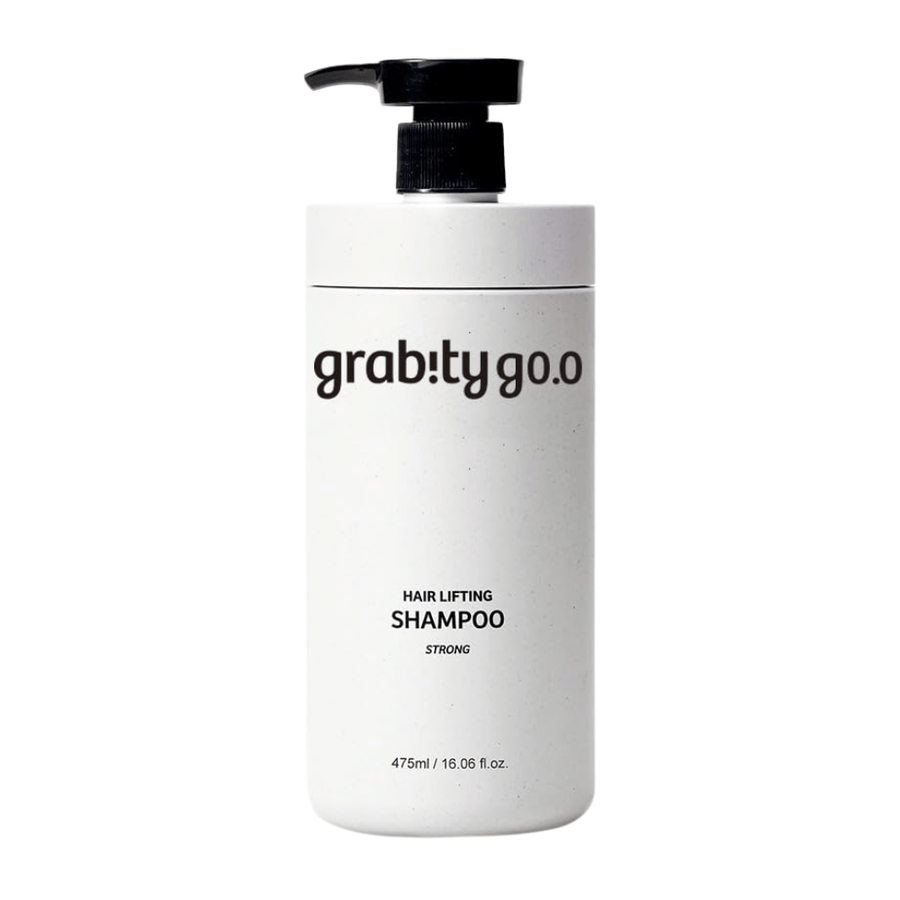 Grabity g0.0 Hair Lifting Shampoo Strong σε κομψό λευκό μπουκάλι με αντλία σε λευκό φόντο, σχεδιασμένο για να προσφέρει όγκο, δύναμη και την αίσθηση πιο πλούσιων μαλλιών.