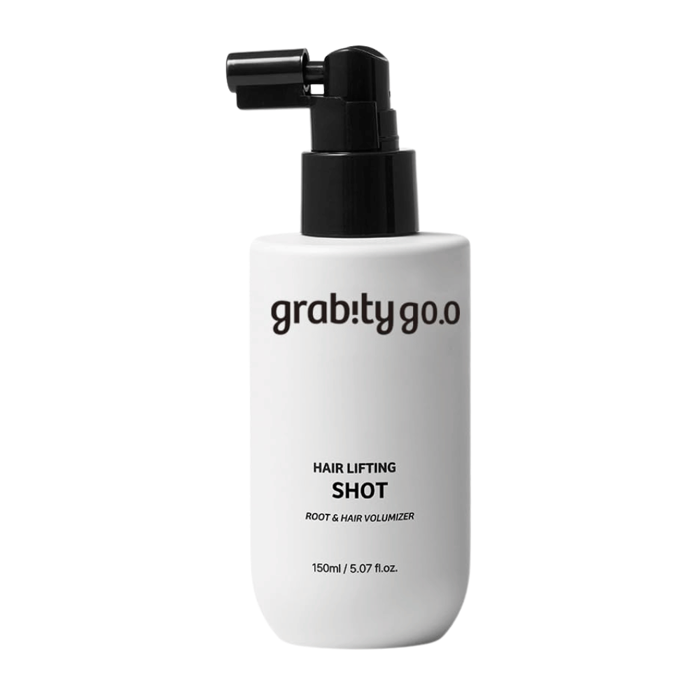 Grabity Hair Lifting Shot Root & Hair Volumizer σε κομψό λευκό μπουκάλι σπρέι. Ένα προϊόν όγκου για τα μαλλιά που έχει αναπτυχθεί για να ανασηκώνει τις ρίζες, να χαρίζει πιο πλούσια μαλλιά και να διευκολύνει το styling.