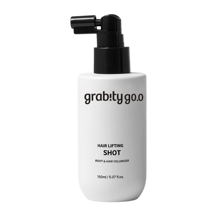 Grabity Hair Lifting Shot Root & Hair Volumizer σε κομψό λευκό μπουκάλι σπρέι. Ένα προϊόν όγκου για τα μαλλιά που έχει αναπτυχθεί για να ανασηκώνει τις ρίζες, να χαρίζει πιο πλούσια μαλλιά και να διευκολύνει το styling.