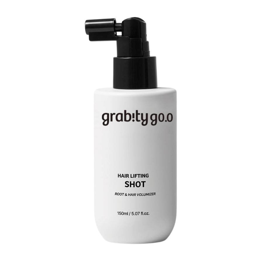 Grabity Hair Lifting Shot Root & Hair Volumizer σε κομψό λευκό μπουκάλι σπρέι. Ένα προϊόν όγκου για τα μαλλιά που έχει αναπτυχθεί για να ανασηκώνει τις ρίζες, να χαρίζει πιο πλούσια μαλλιά και να διευκολύνει το styling.
