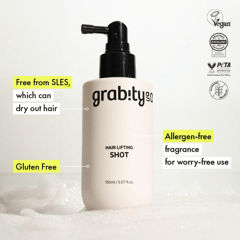 Grabity Hair Lifting Shot σε λευκό μπουκάλι σπρέι με πληροφορίες για vegan σύνθεση, έγκριση PETA, σύνθεση χωρίς SLES, φόρμουλα χωρίς γλουτένη και άρωμα χωρίς αλλεργιογόνα για απαλή περιποίηση μαλλιών.